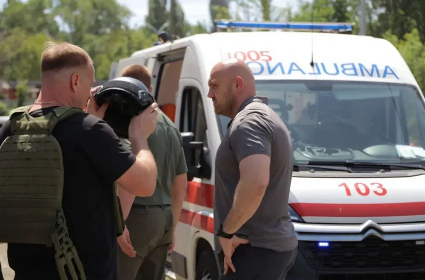 Дніпро під обстрілом: російська балістика зруйнувала потяг, є загиблі та поранені (відео)