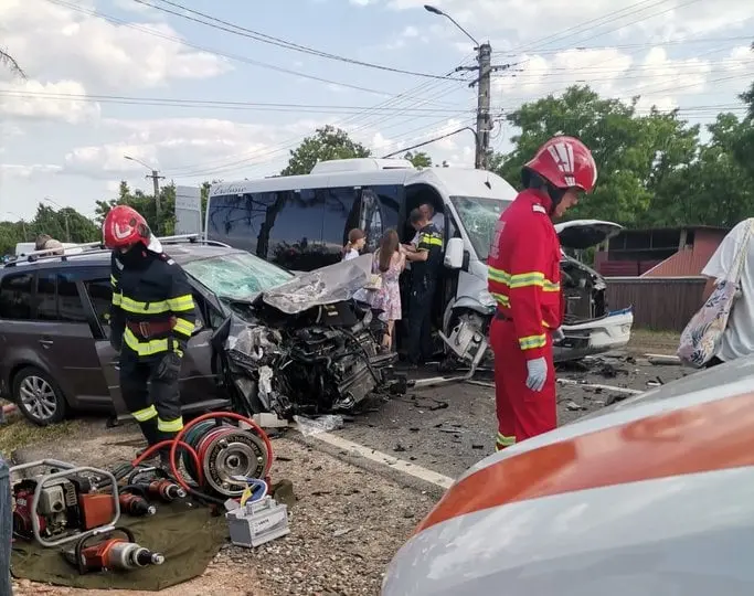  Мікроавтобус із 17 буковинцями потрапив у лобову ДТП в Румунії: водій заснув за кермом