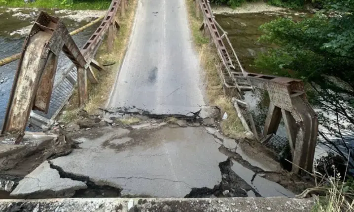 На Закарпатті обвалився міст через річку — влада облаштовує тимчасовий переїзд