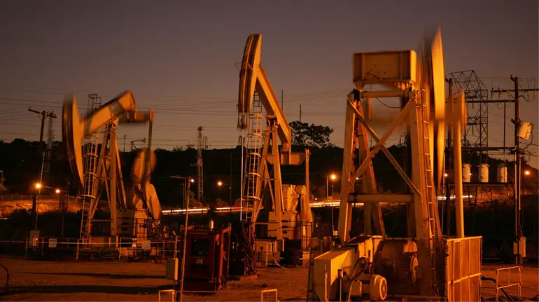 Нафта стрімко дешевшає: ОПЕК+ готує нове підвищення видобутку, а геополітична напруга згасає