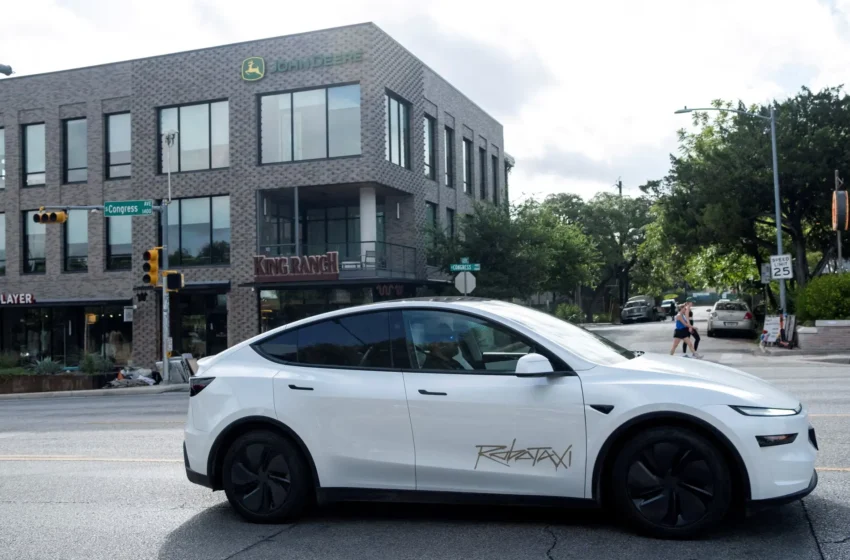 Tesla ганьбиться з запуском роботаксі