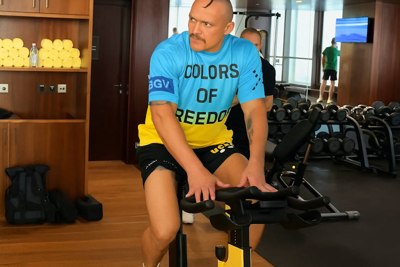 Усик на велотренажері співає