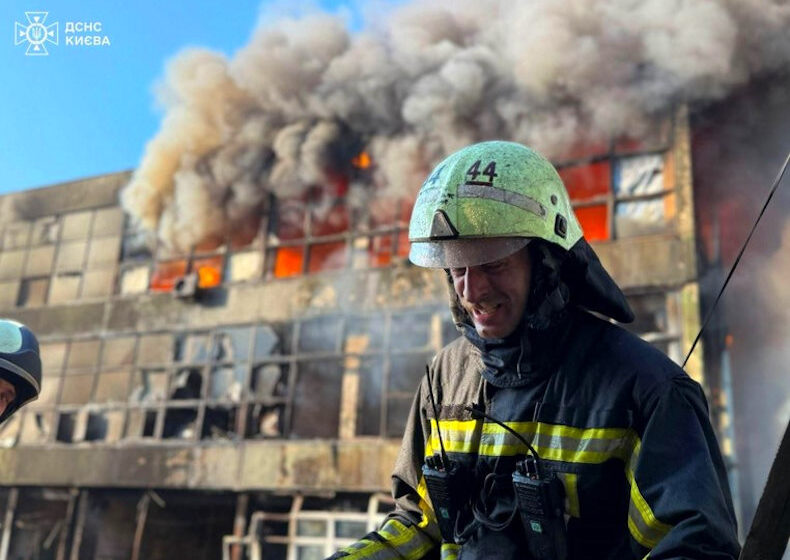 Київ під вогнем: нова нічна атака РФ забрала життя та зруйнувала медзаклад (ВІДЕО)