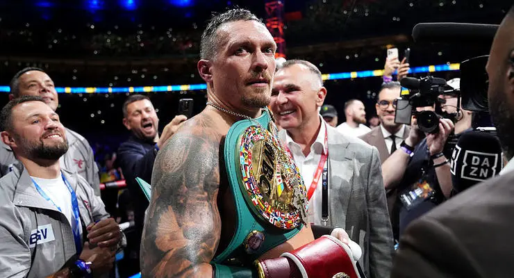 Усик отримав паузу: чемпіон світу відклав бій із Паркером через проблеми зі спиною