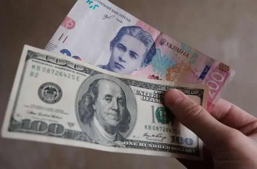  Гривня слабшає: НБУ оновив курс долара та євро на перший день осені
