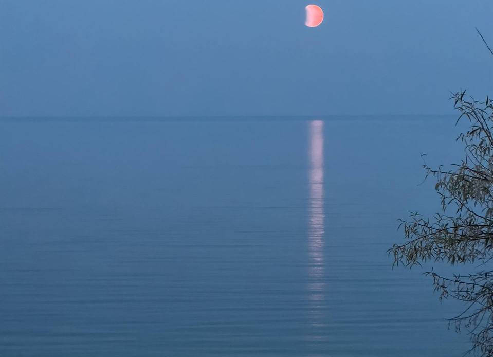 червоний місяць