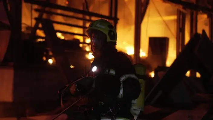  Кличко повідомив про пожежу в медзакладі Києва – є постраждалі, горять авто (Відео)