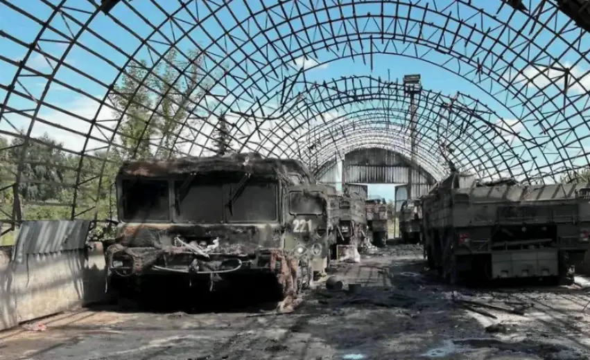  Шість російських «Іскандерів» згоріли після удару дронів по полігону «Молькіно» – з’явилися фото