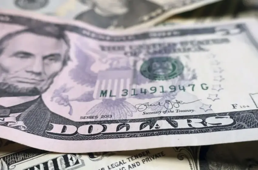  Гривня знову втрачає позиції: долар і євро летять угору — нові курси на 28 жовтня