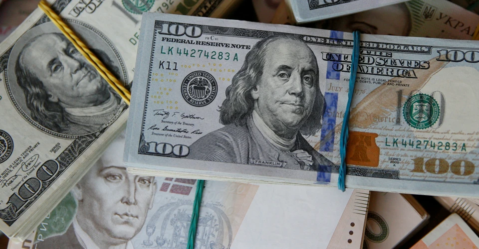Долар в Україні наближається до 43 гривень