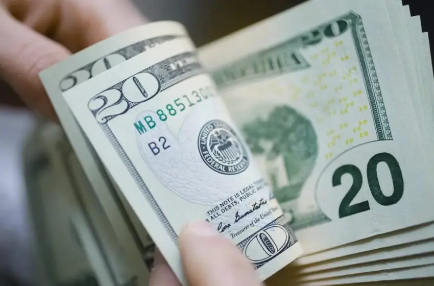  Долар знову дорожчає: чи варто купувати валюту саме зараз — пояснюємо просто