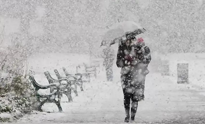  На вихідних в Україну прийдуть дощі, мокрий сніг і +4°: синоптики попередили про різке похолодання