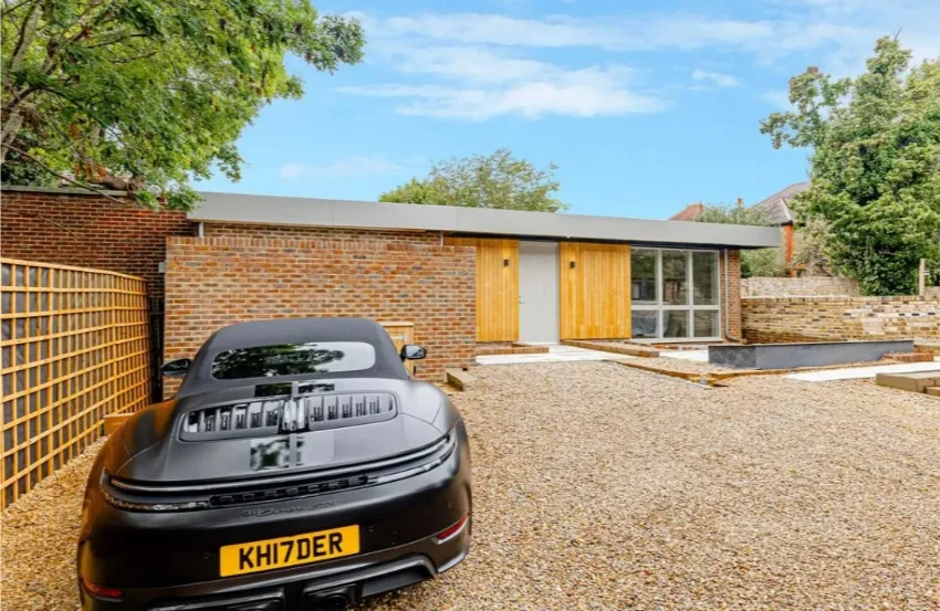  Під землею, але з розкішшю: телеведучий збудував елітний дім із п’яти старих гаражів