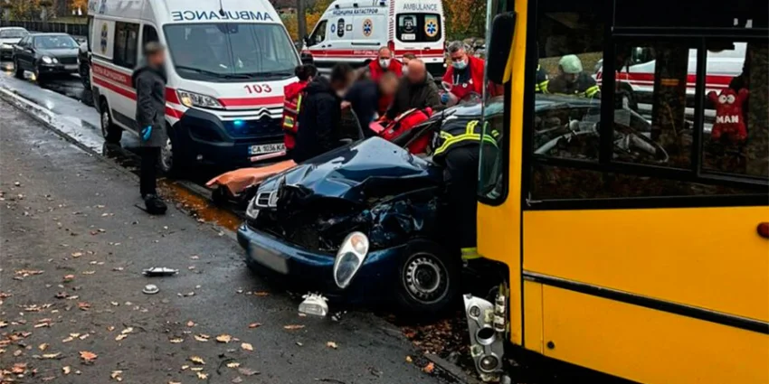  Страшне зіткнення в Черкасах: маршрутка проти авто, є постраждалі