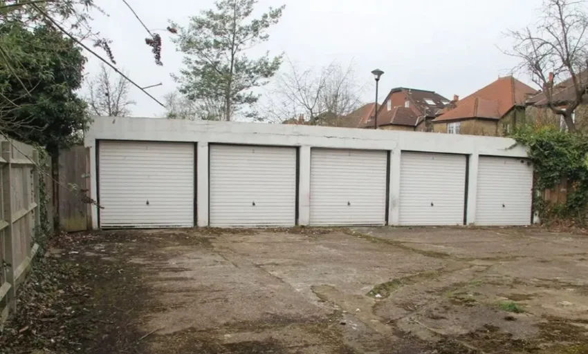 Такий вигляд мали гаражі, які купив Натан Хайдер