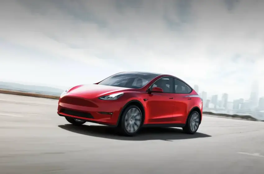  Українці масово скуповують авто зі США: лідирують Tesla та кросовери Ford