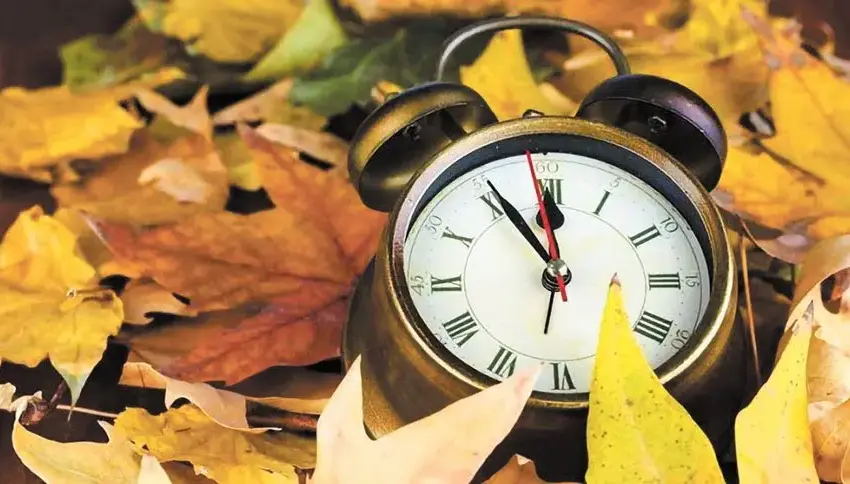  Українці переходять на зимовий час: коли переводити годинники та як перевірити точну годину