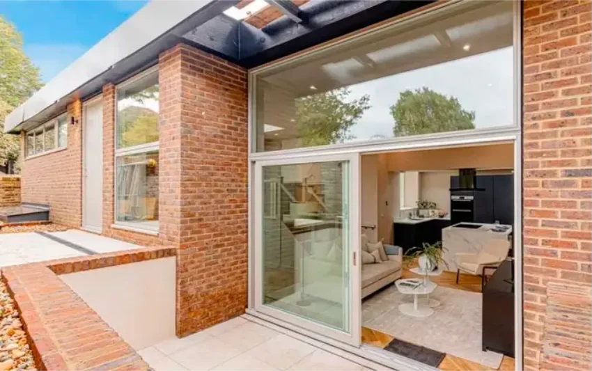 Відомий актор із популярного серіалу збудував розкішний дім на місці занедбаних гаражів