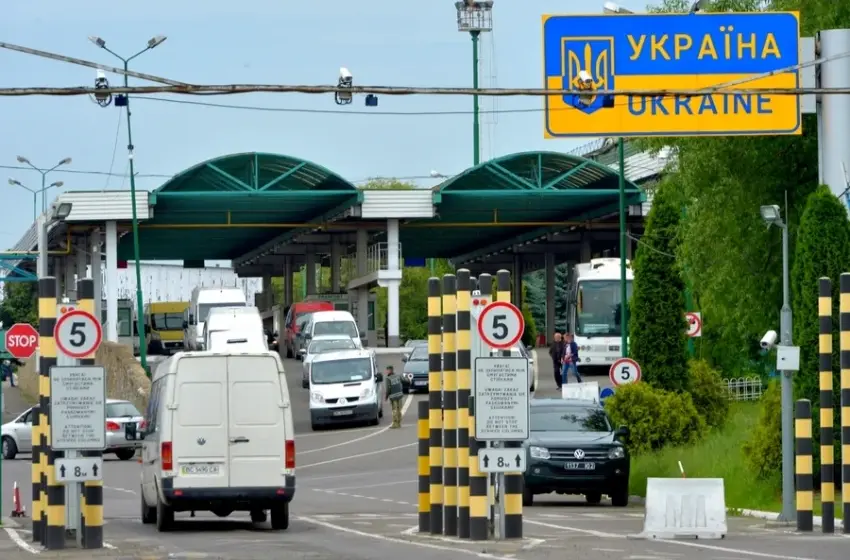  На кордоні з Україною тимчасово призупинено роботу пунктів пропуску через технічний збій
