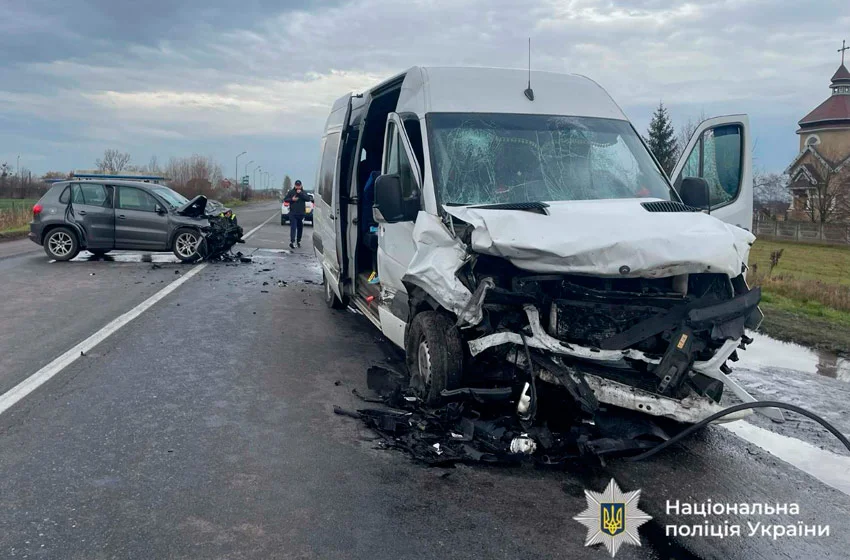  На Прикарпатті рейсовий автобус потрапив у смертельну аварію