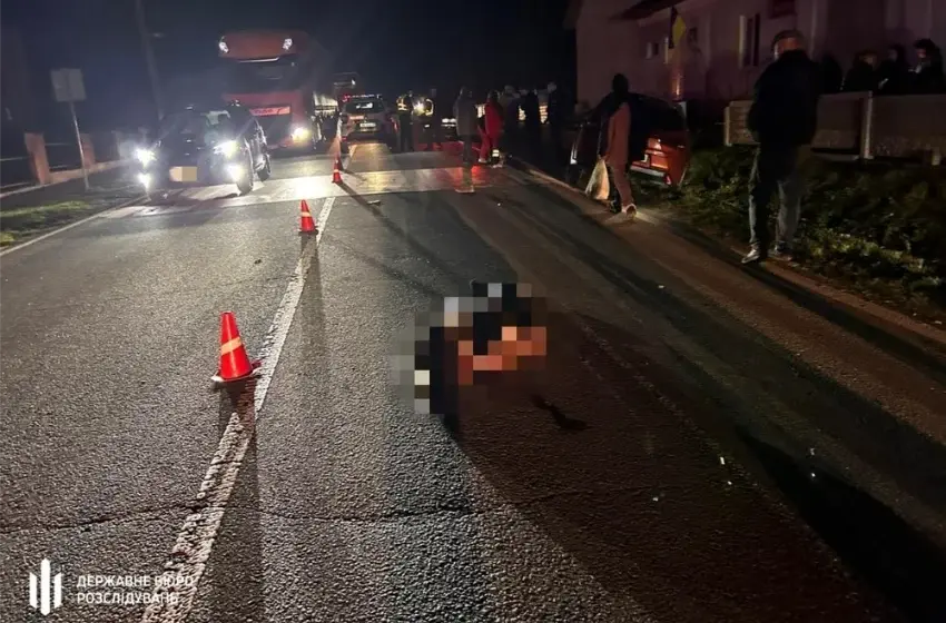  Суддя на Lexus збила двох пішоходів на Прикарпатті: одна людина загинула