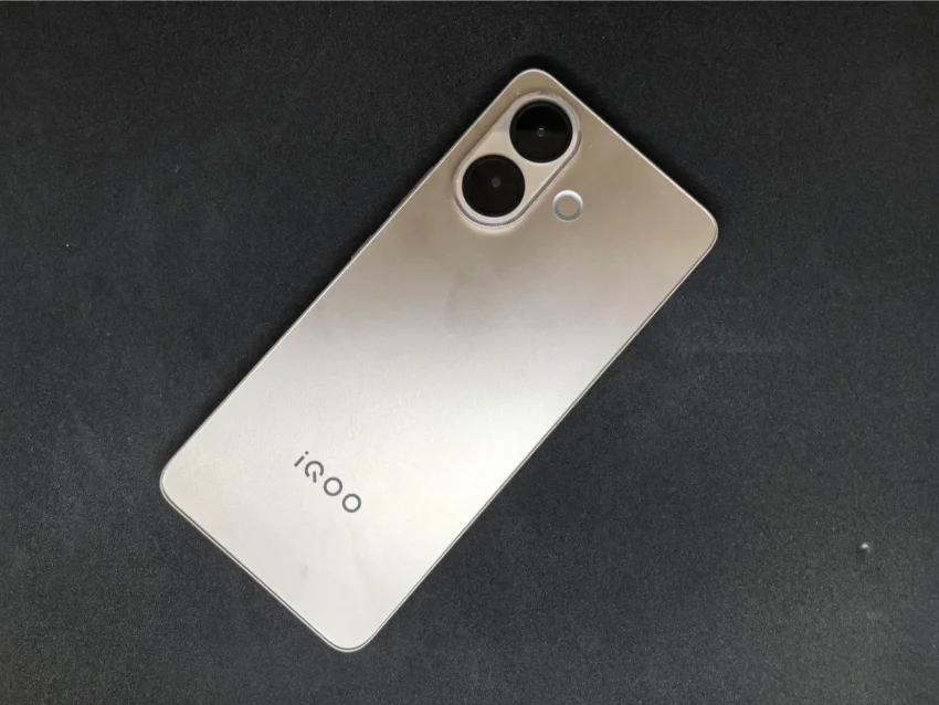 iQOO Z10R — бюджетний “ігровий” смартфон