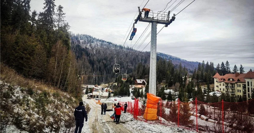  На горі Захар Беркут у Карпатах туристи зависли над прірвою: як знімали десятки людей з підйомника