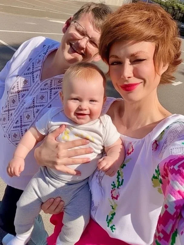 Олена-Христина Лебідь та Павло Розенко із загадковим малюком