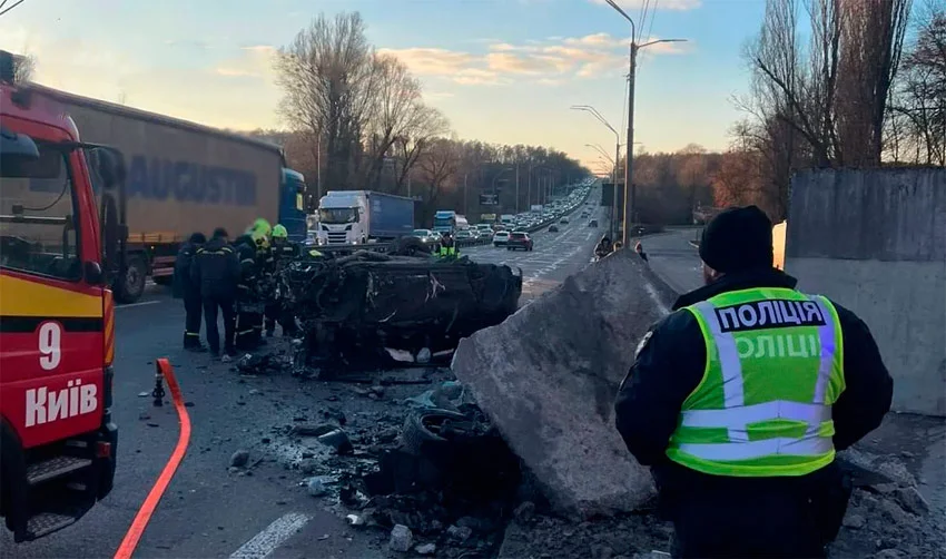 Porsche Cayenne розбився на Берестейському проспекті 24 грудня