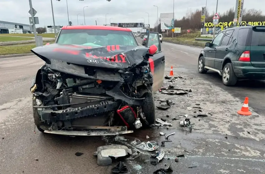  Потрійна ДТП у Львові: водій та пасажирка госпіталізовані