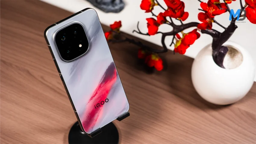 Смартфон iQOO 15 з чипом Snapdragon 8 Elite Gen 5