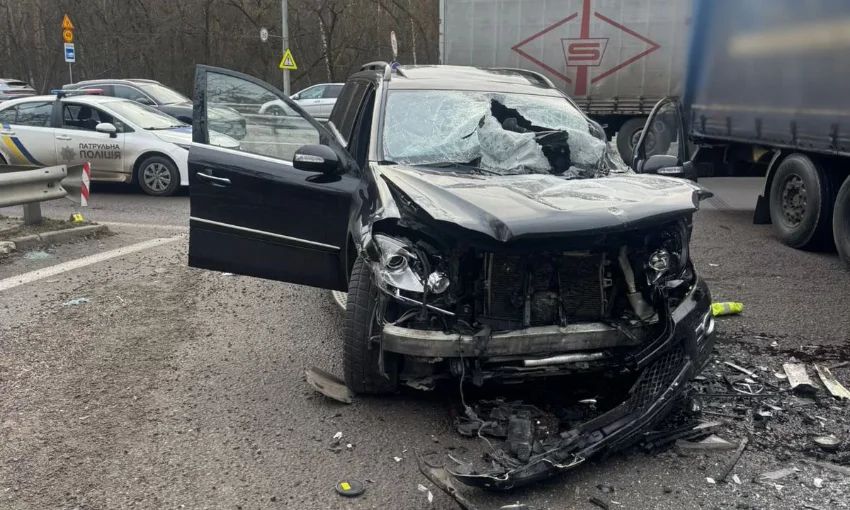  Смертельне зіткнення вантажівки і позашляховика в Києві: загинув підліток