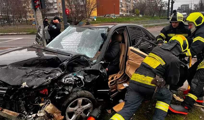  У Дніпрі рятувальники деблокували водія після масштабної ДТП на Калиновій