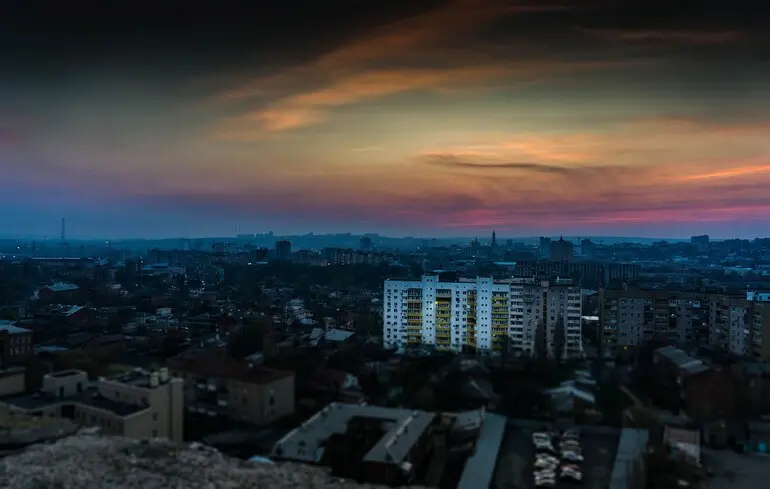  Удар по цивільній трасі Харкова: РФ застосувала КАБи, є загиблі й поранені, серед них немовля