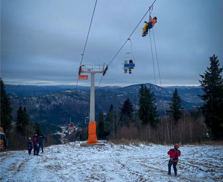 Як знімали десятки людей з підйомника у Карпатах