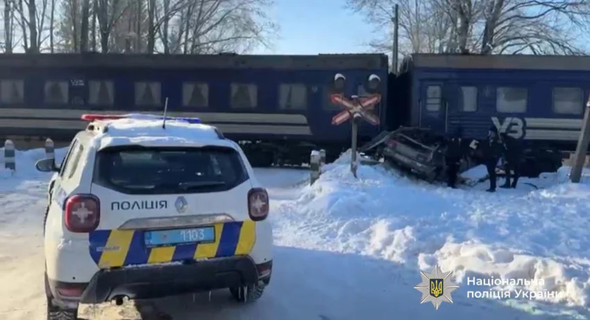 Авто зіткнулося з пасажирським поїздом Київ — Ясіня на Франківщині