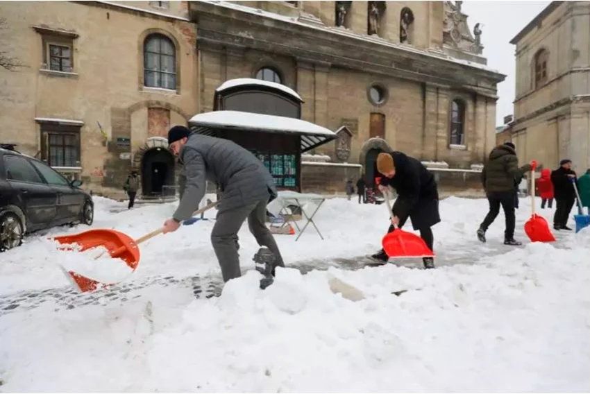 Морози, сніг і хуртовини паралізують Україну