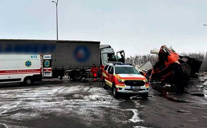  Під Пирятином зіткнулися дві вантажівки: водії отримали травми