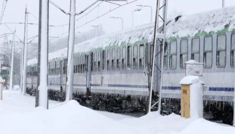  Ожеледиця паралізувала залізницю: десятки потягів затримуються, найгірше — на Одещині