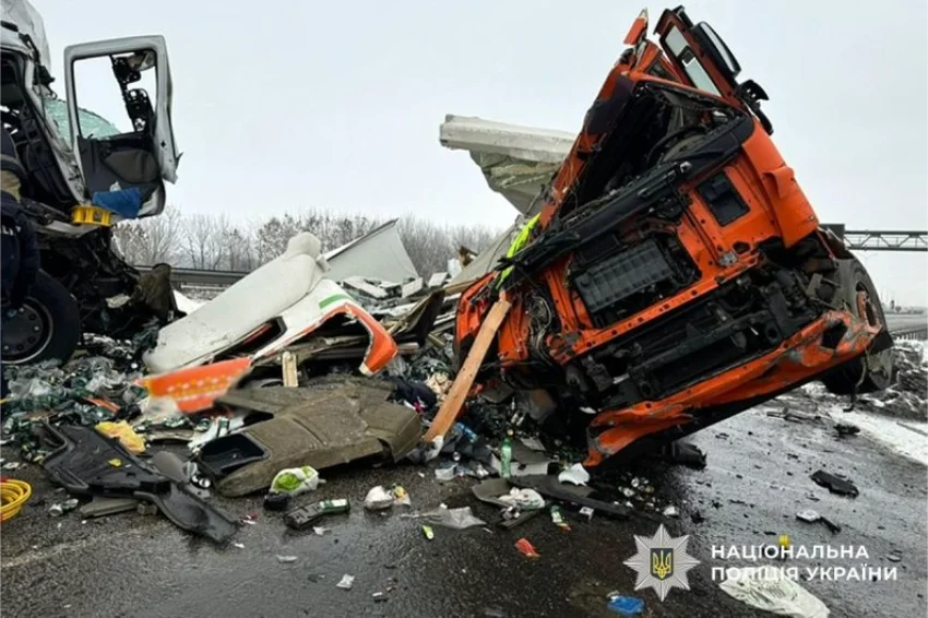 Під Пирятином зіткнулися дві вантажівки
