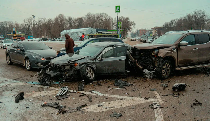  Потрійна аварія в Дніпрі на великому проспекті: один із водіїв опинився в лікарні