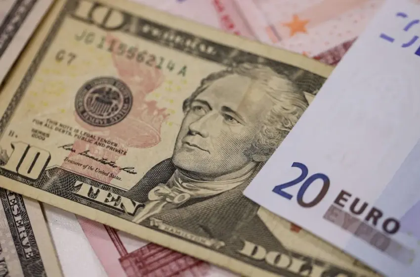  Готівковий курс без змін: скільки коштують долар і євро на старті тижня