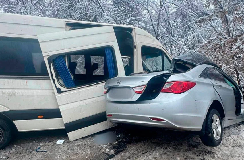  На Київщині сталася смертельна ДТП за участі маршрутки та легковика