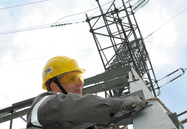 Сотні бригад ДТЕК цілодобово відновлюють мережі після атак