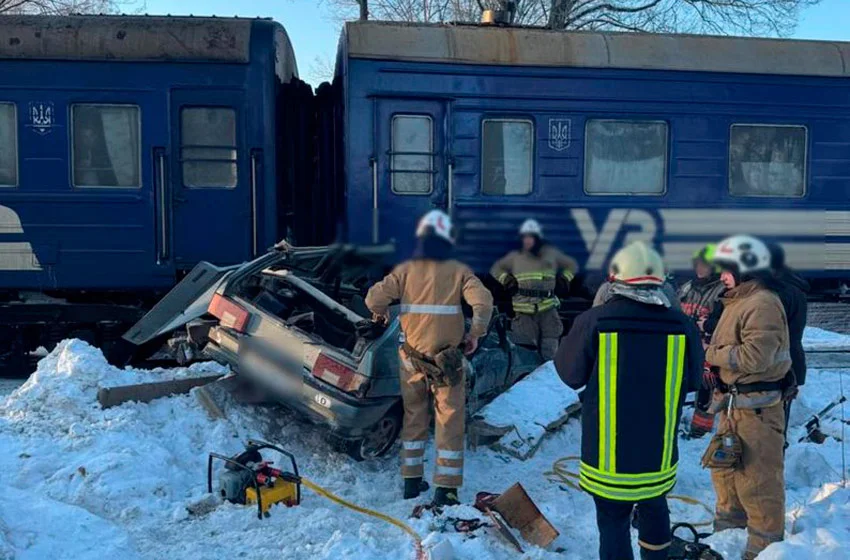  На Франківщині авто зіткнулося з пасажирським поїздом Київ — Ясіня