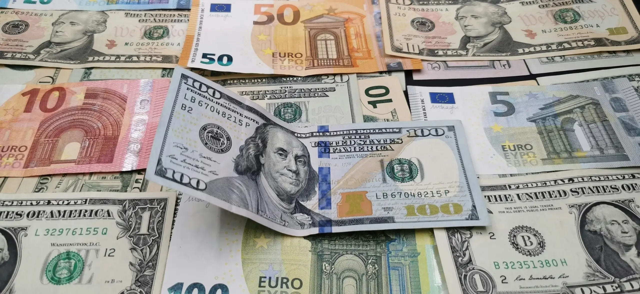 Як змінилися курси долара та євро в банках і обмінниках 22 січня