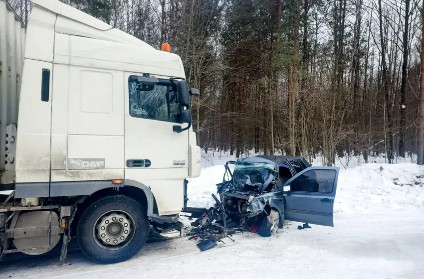  ДТП на Рівненщині: зіткнення з лісовозом забрало життя 23-річного водія
