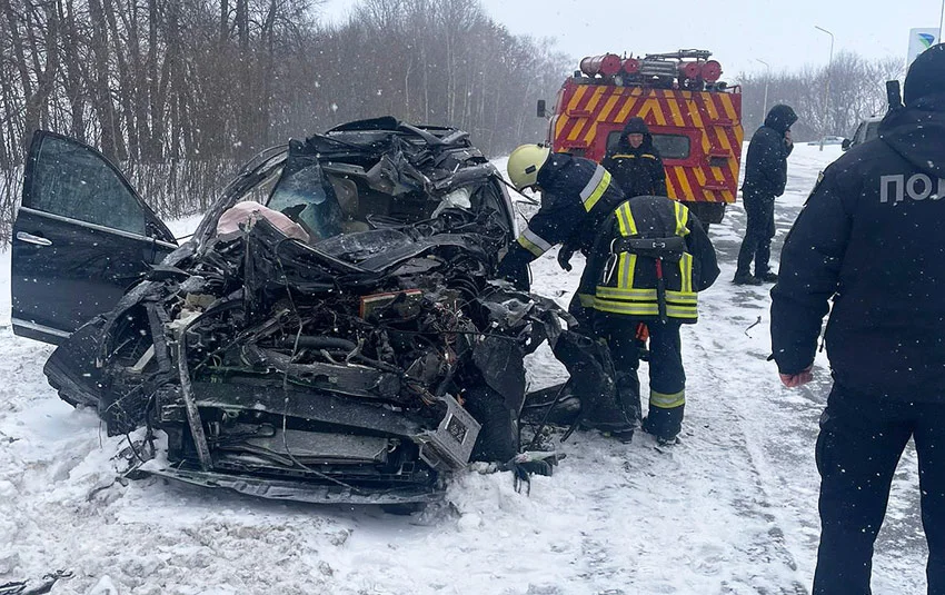 Легковик на швидкості врізався в автобус на Чернігівщині