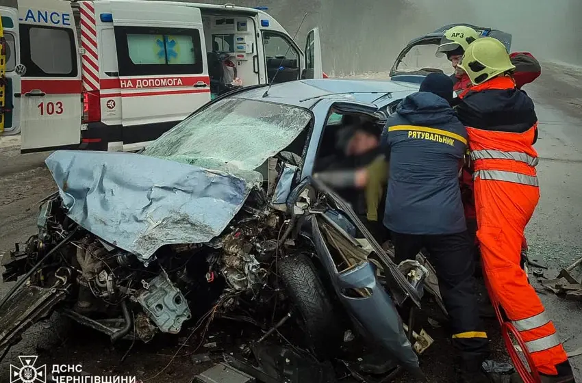  ДТП на трасі Чернігів – Грем’яч: троє постраждалих, водія деблокували рятувальники