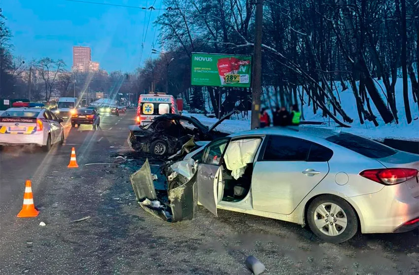 У Києві сталася аварія BMW та KIA, загинула пасажирка